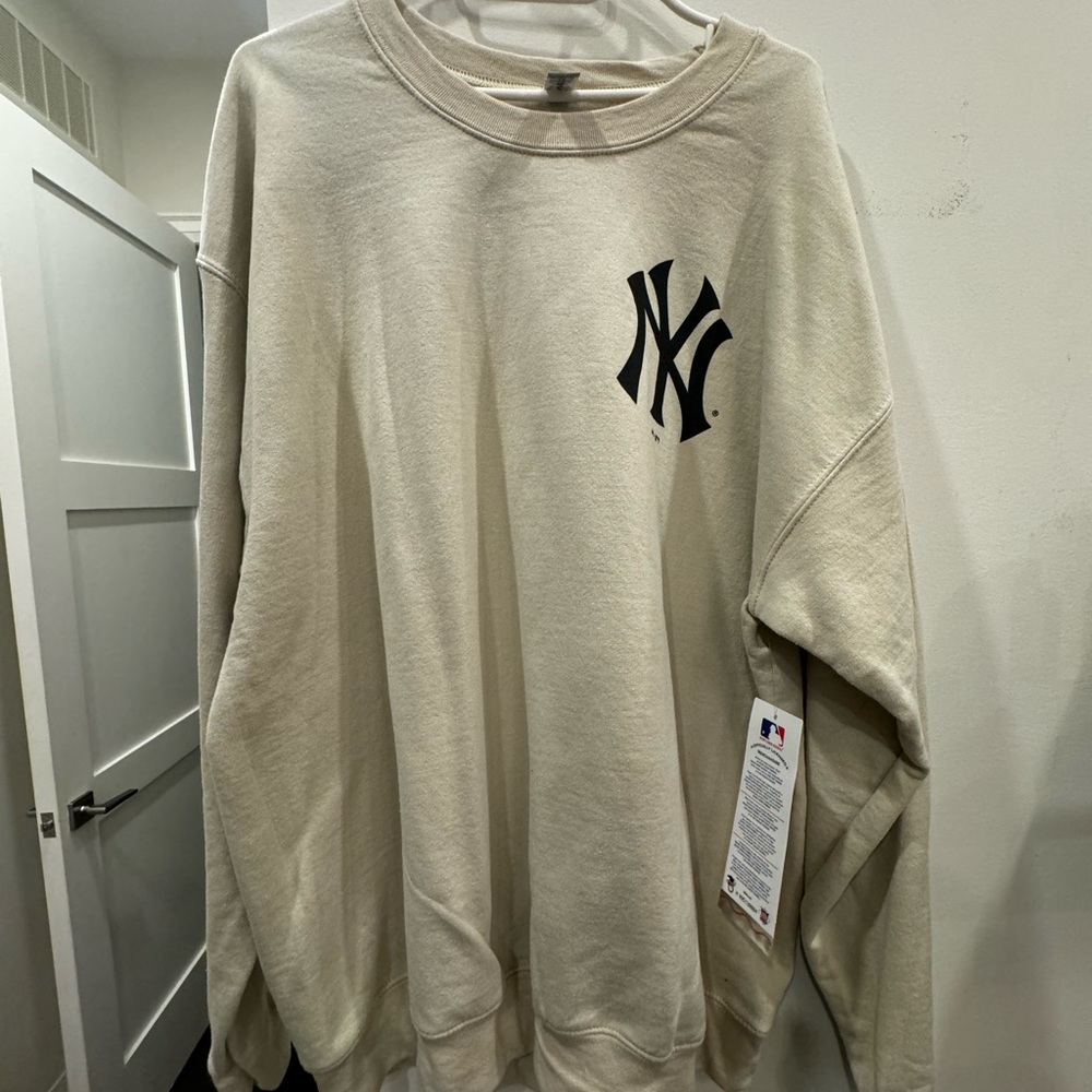 BRAND NEW New York Yankees Cream Crewneck